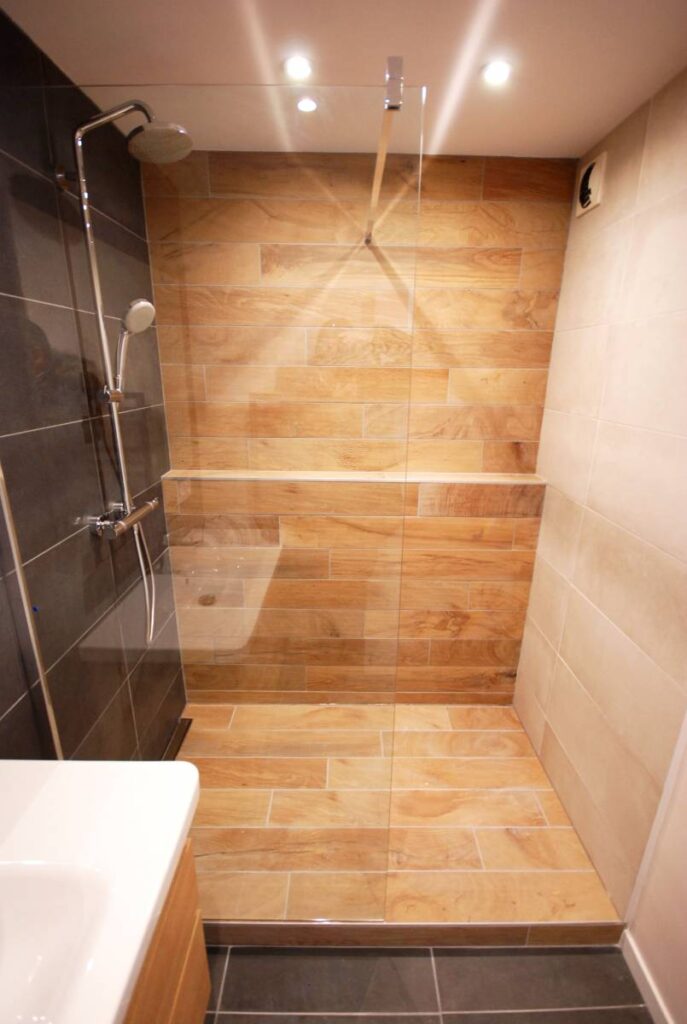 Choisir entreprise de plomberie chauffage pour remplacement de salle de bain avec une douche italienne dans la région lyonnaise