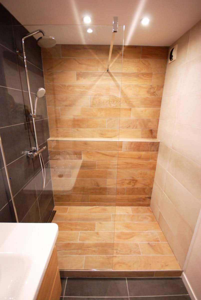 Choisir entreprise de plomberie chauffage pour remplacement de salle de bain avec une douche italienne dans la région lyonnaise