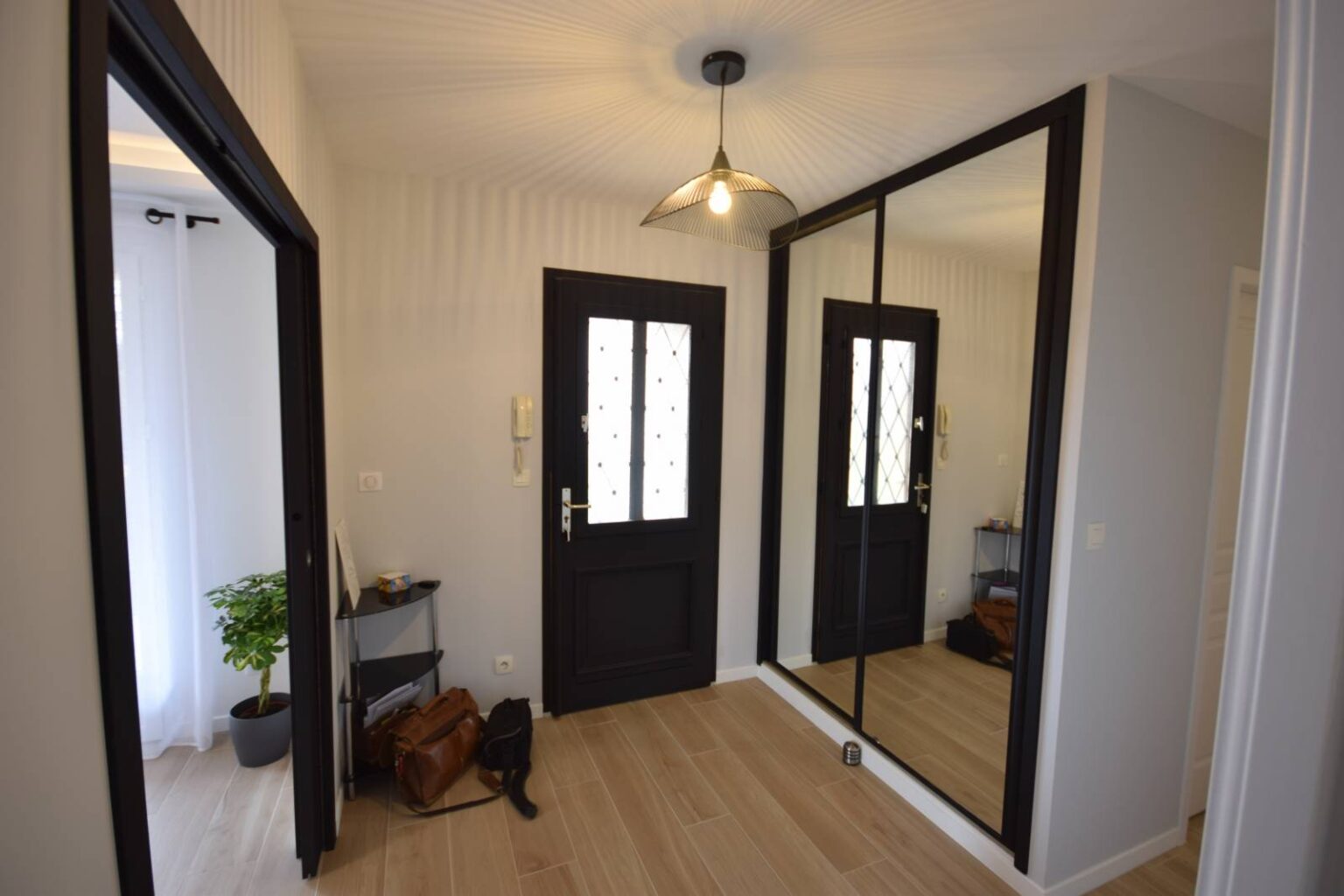 Renovation avant après d une maison des années 90 avec salon et cuisine à Ternay proche de Lyon